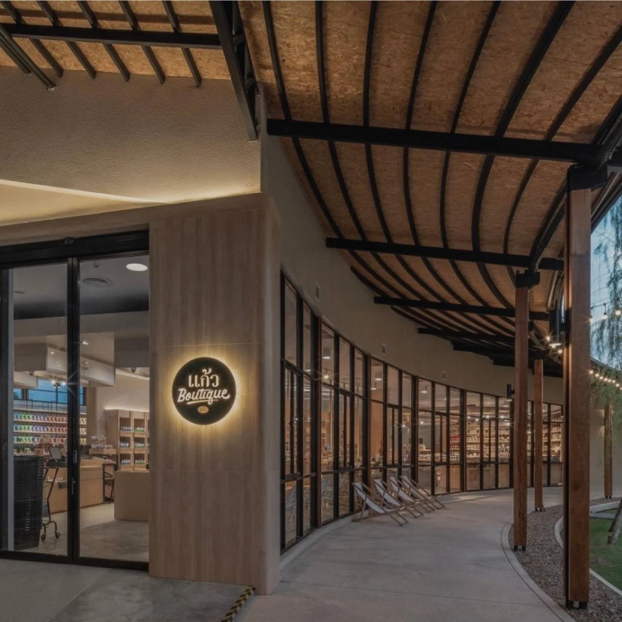 Kaew Boutique / ทางเดินริมสวน